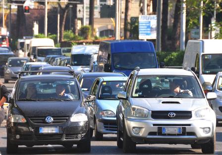 Traffico-auto-in-coda-02_full