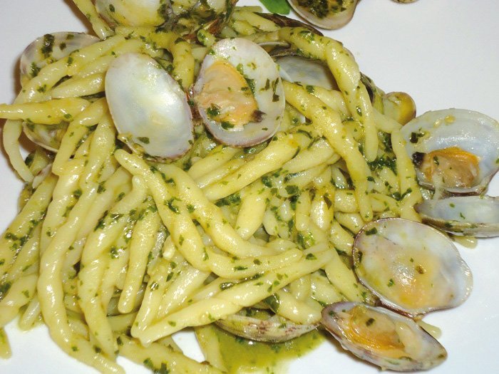 Trofie al pesto e vongole di "Piazza Maino" con il vino suggerito da "Cuvage"