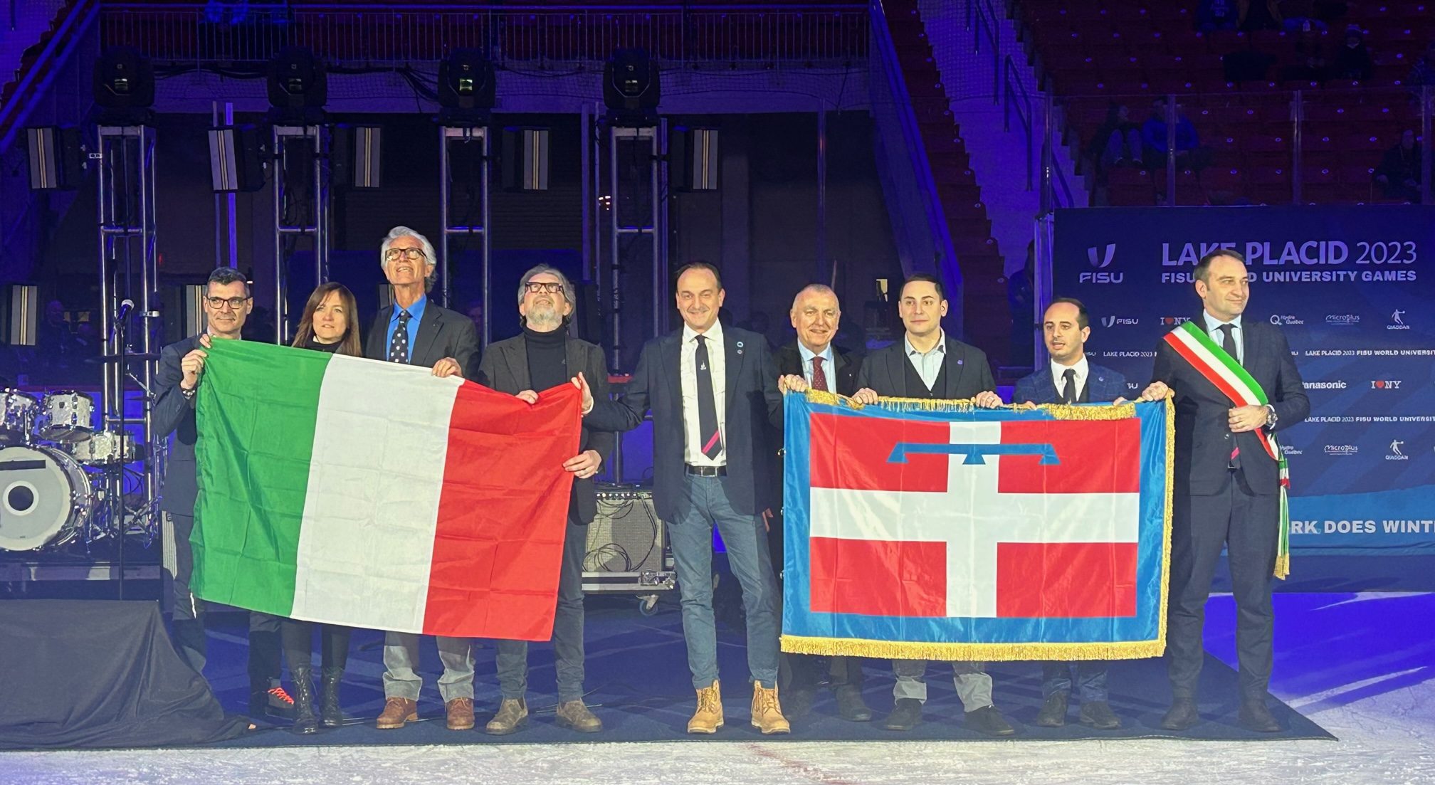 L’Universiade torna a casa: a Lake Placid il passaggio della bandiera Fisu per Torino 2025