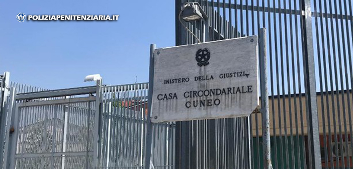 Carcere di Cuneo, detenuto guineano aggredisce poliziotto. Il problema? Le celle aperte