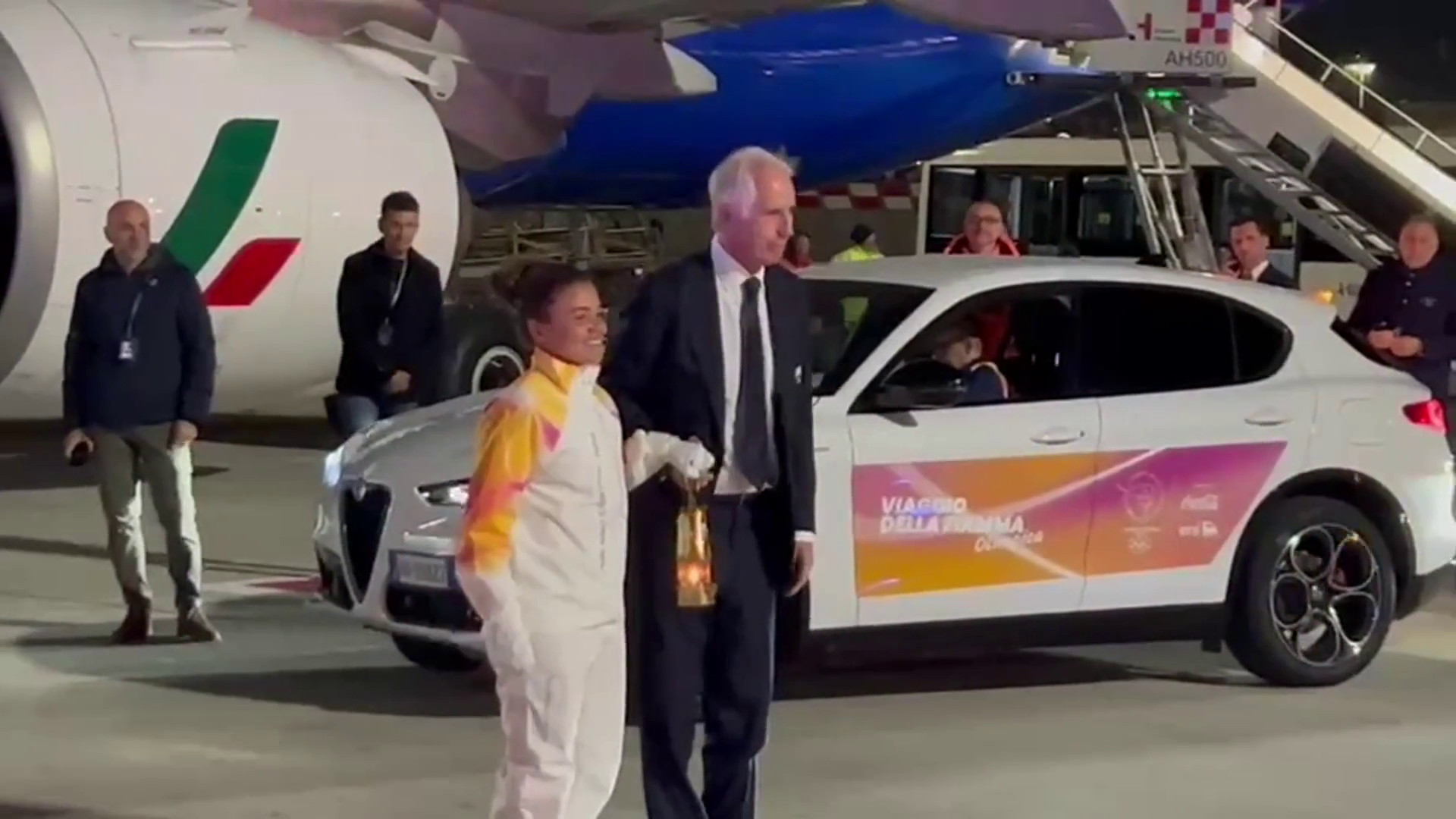 Fiumicino: atterrata la fiamma olimpica di Milano-Cortina 2026