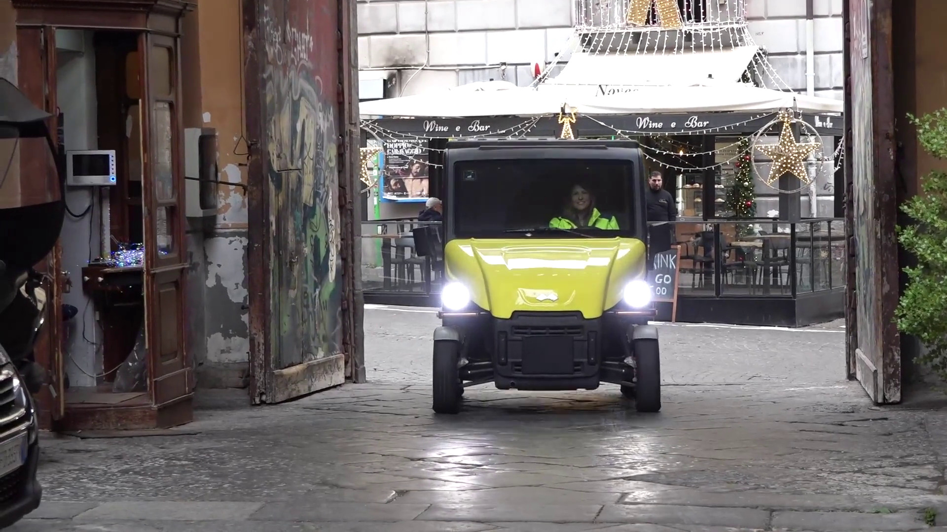 Dal centro storico ai pacchi di Natale, il portalettere racconta Napoli