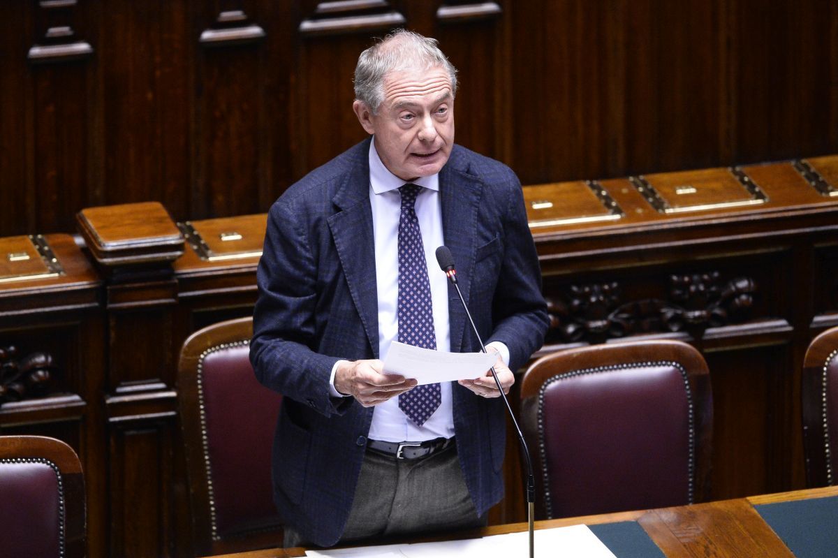 Il ministro Urso: “Freneremo la corsa dei carburanti”