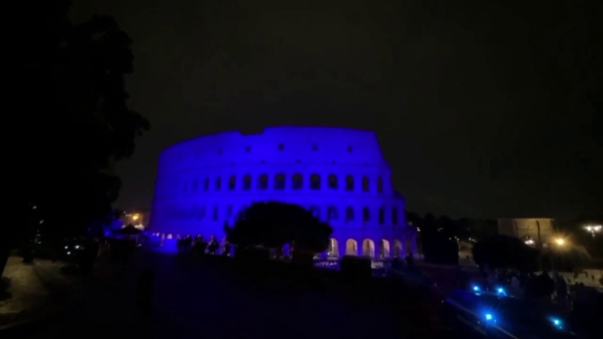 Colosseo illuminato di blu per giornata internazionale delle vittime del dovere