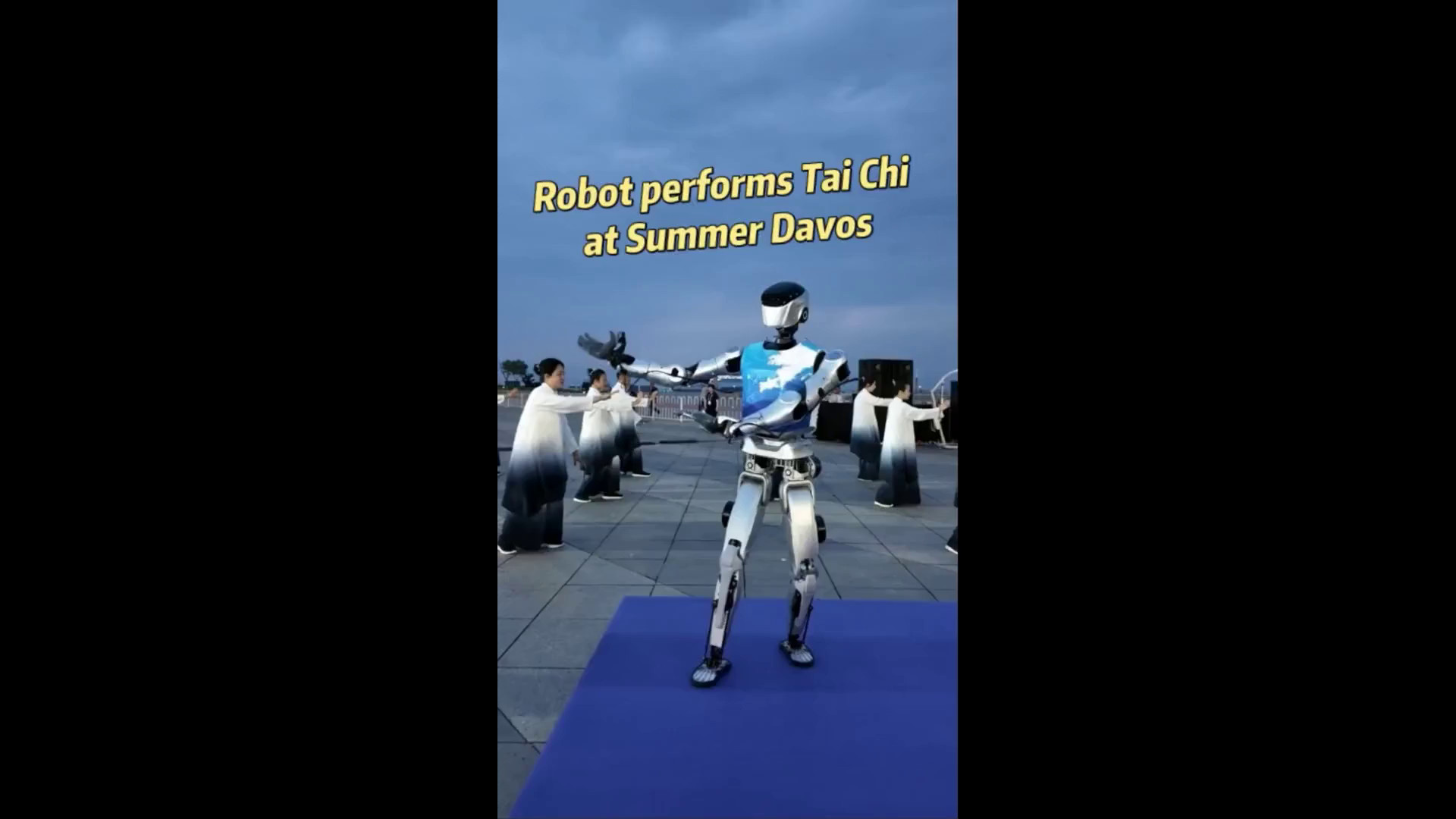 Cina, un robot pratica il Tai Chi al Summer Davos Forum