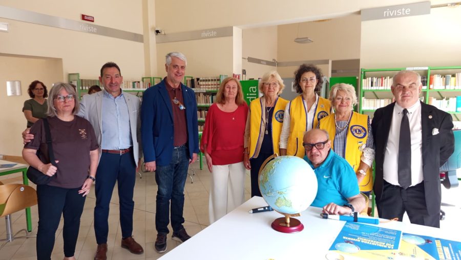 Dal Lions Club Boscomarengo Santa Croce un ‘mappamondo tattile’ in dono alla Biblioteca