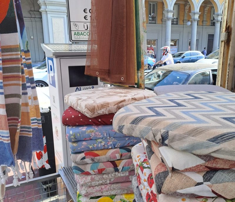 Piazza Garibaldi, nuovi parcometri inaccessibili durante il mercato: errore inevitabile?